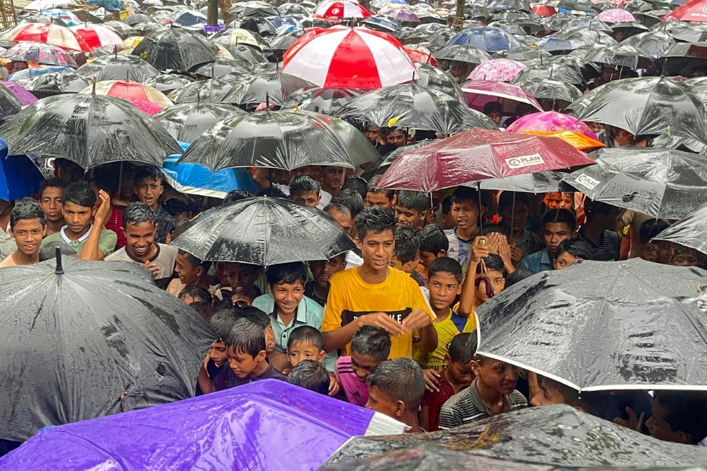 تم تنظيم عدد من المظاهرات في عدة مخيمات محاذية للحدود مع بورما على الرغم من الامطار الموسمية (ا ف ب)