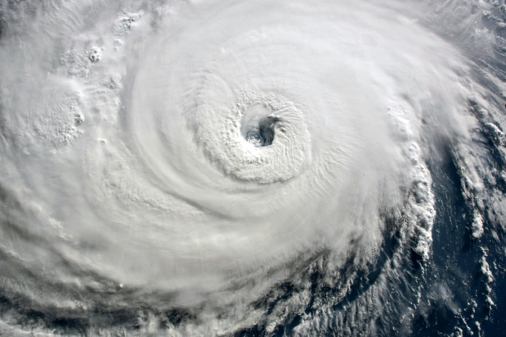 صورة وزعتها وكالة الفضاء الأميركية (ناسا) تظهر الاعصار فلورانس يتجه غربا في المحيط الأطلسي قبالة السواحل الأميركية في 12 أيلول/سبتمبر 2018 (أ ف ب)   