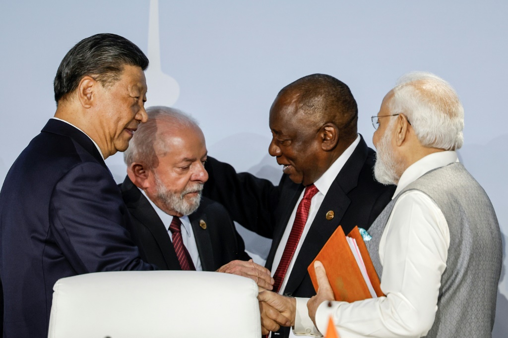 (من اليسار إلى اليمين) الرئيس الصيني شي جينبينغ، والرئيس البرازيلي لويس إيناسيو لولا دا سيلفا، ورئيس جنوب إفريقيا سيريل رامابوزا، ورئيس وزراء الهند ناريندرا مودي خلال قمة بريكس في مركز ساندتون للمؤتمرات في جوهانسبرغ في 24 آب/أغسطس 2023 (ا ف ب)