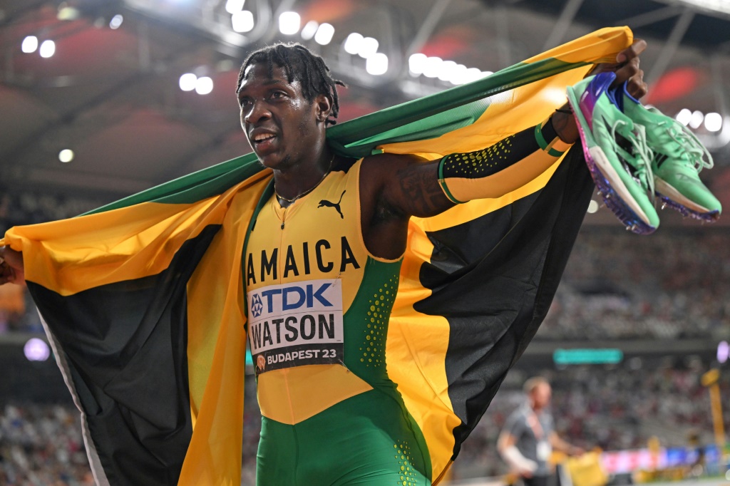 العداء الجامايكي أنتونيو واتسون محتفلاً بانتزاعه ذهبية سباق 400 م للرجال في مونديال القوى بالعاصمة المجرية بودابست في 24 آب/أغسطس 2023 (ا ف ب)