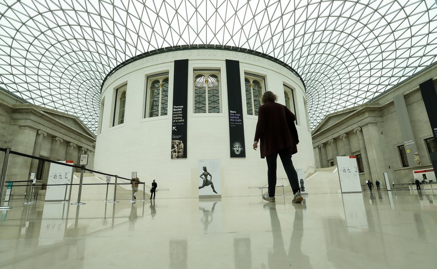أشخاص يزورون المتحف البريطاني في لندن، بريطانيا، في 17 مايو 2021 (شينخوا)
