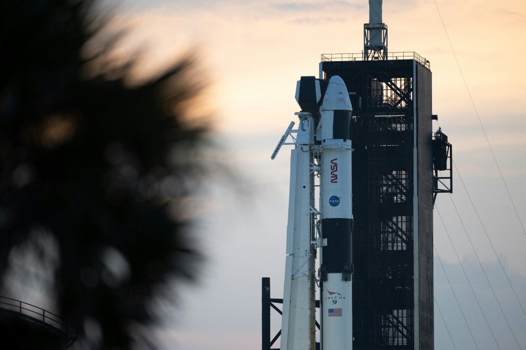 صاروخ من طراز فالكون 9 من انتاج سبايس على منصة غطلاق مهمة كرو-7 في مركز كينيدي الفضائي في فلوريدا في 23 آب/أغسطس 2023 (أ ف ب)   