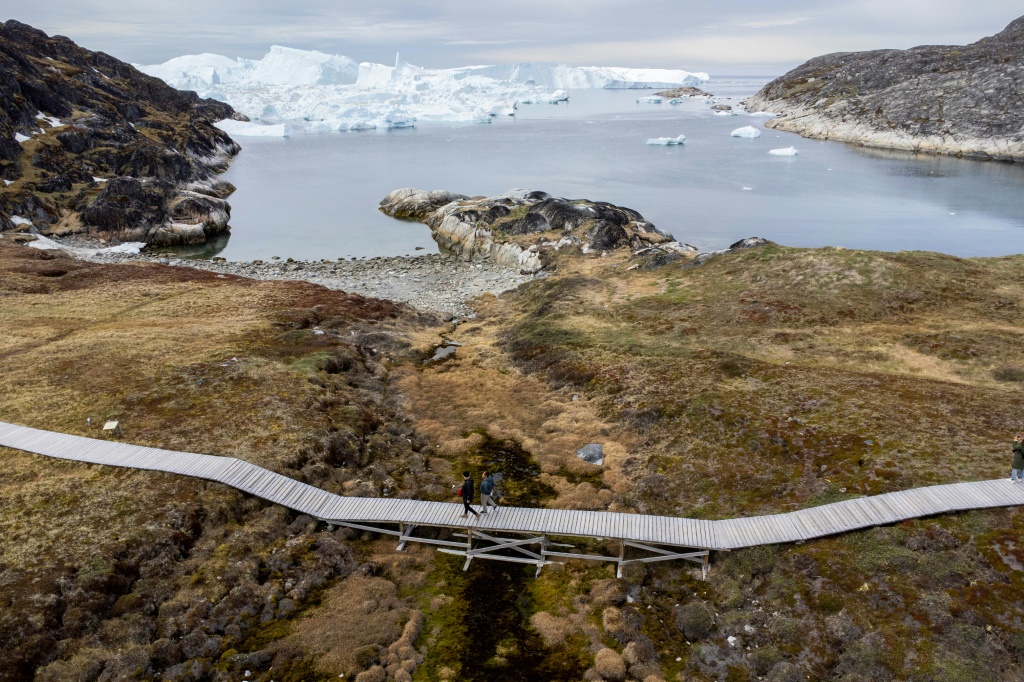 زائران يتنزهان في غرينلاند في 29 حزيران/يونيو 2022 (ا ف ب)