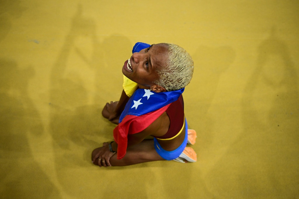 العداءة الفنزويلية يوليمار روخاس تحتفل باكية بعد فوزها بذهبيتها العالمية الرابعة توالياً بالوثبة الثلاثية، في مونديال القوى بالعاصمة المجرية بودابست في 25 آب/أغسطس 2023 (ا ف ب)