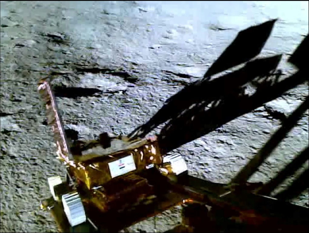 صورة وزعتها منظمة أبحاث الفضاء الهندية من مهمة المركبة "شاندريان-3" على سطح القمر في 25 آب/أغسطس 2023 (ا ف ب)