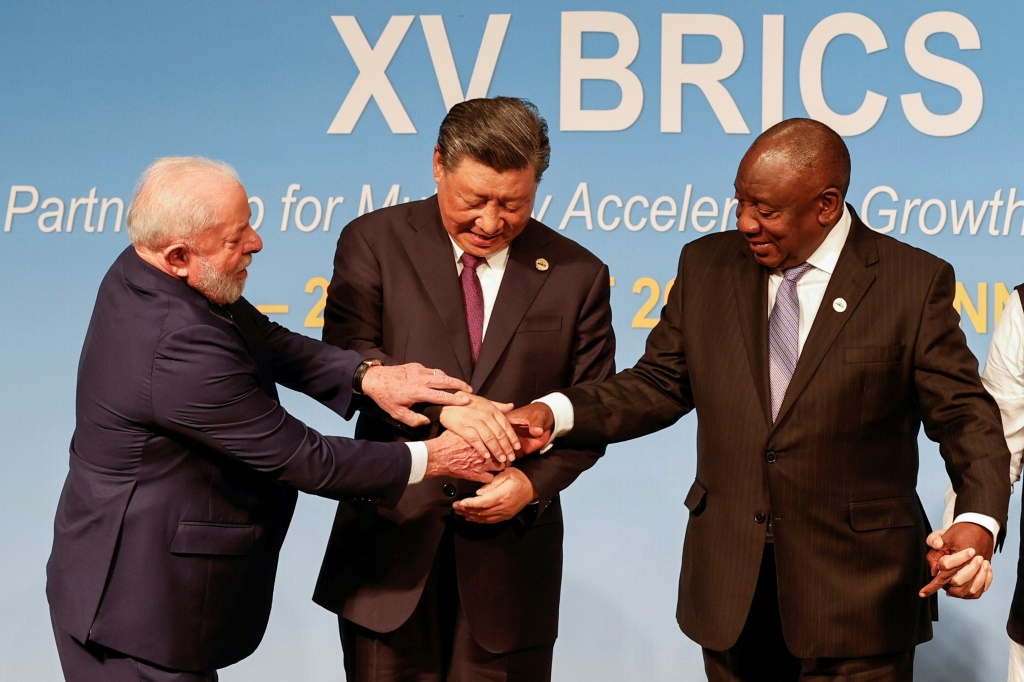 رئيس البرازيل لويز إيناسيو لولا دا سيلفا (إلى اليمين) ورئيس الصين شي جينبينغ ورئيس جنوب إفريقيا سيريل رامابوزا خلال قمة بريكس 2023 في مركز ساندتون للمؤتمرات في جوهانسبرغ في 23 آب/أغسطس 2023 (ا ف ب)