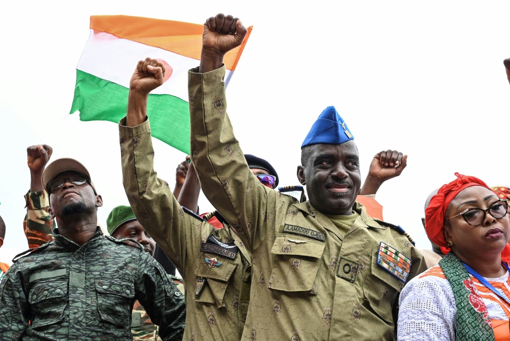 الكولونيل أمادو دجيبو والكولونيل سيدي محمد العضوان في المجلس الوطني لحماية الوطن في النيجر خلال تظاهرة في نيامي بتاريخ 26 آب/أغسطس 2023 (ا ف ب)