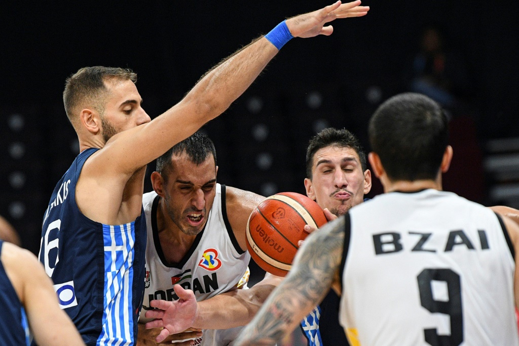 اخفق أحمد الدويري (وسط) ورفاقه بالتفوّق على اليونان في افتتاح مبارياتهم في كأس العالم لكرة السلة (ا ف ب)