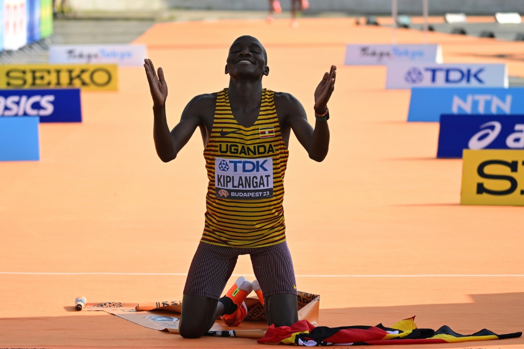 العداء الاوغندي فيكتور كيبلانغات محتفلا بعد فوزه في سباق الماراثون في بطولة العالم لالعاب القولى في بودابست. 27 اب/اغسطس 2023 (ا ف ب)