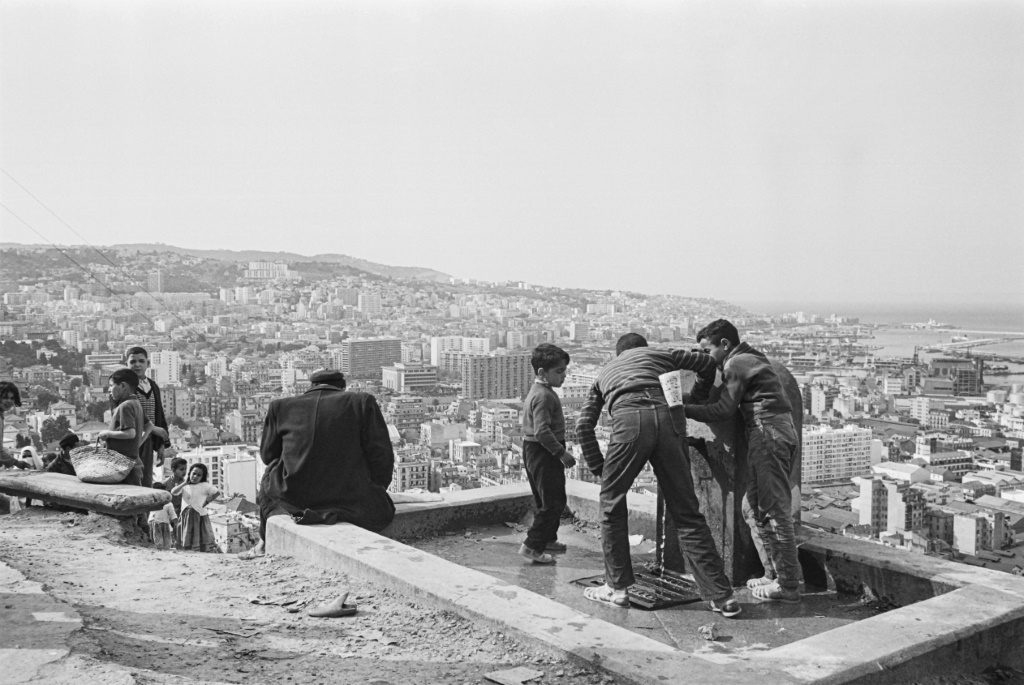 أطفال يشربون من نافورة مياه في مرتفعات المدينة القديمة في عاصمة الجزائر في آب/أغسطس 1962 بعد شهر من استقلال الجزائر (ا ف ب)   
