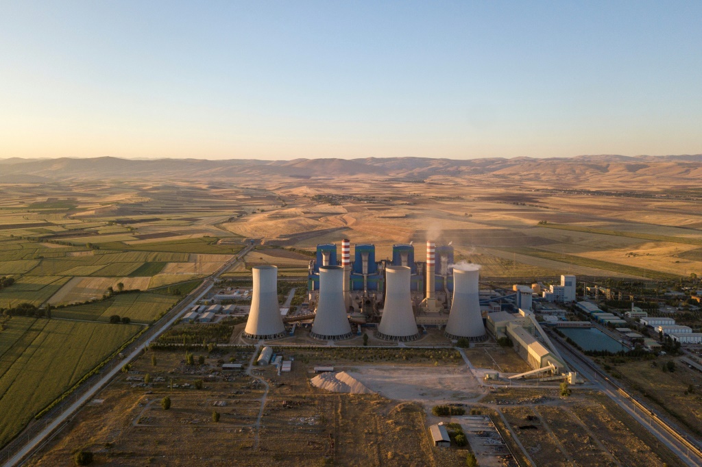 لقطة جوية تُظهر الأراضي الزراعية المُحيطة يمحطة أفشين التي تعمل بالفحم في محافظة كهرمان مرعش في جنوب تركيا في 22 آب/أغسطس 2023 (أ ف ب)   