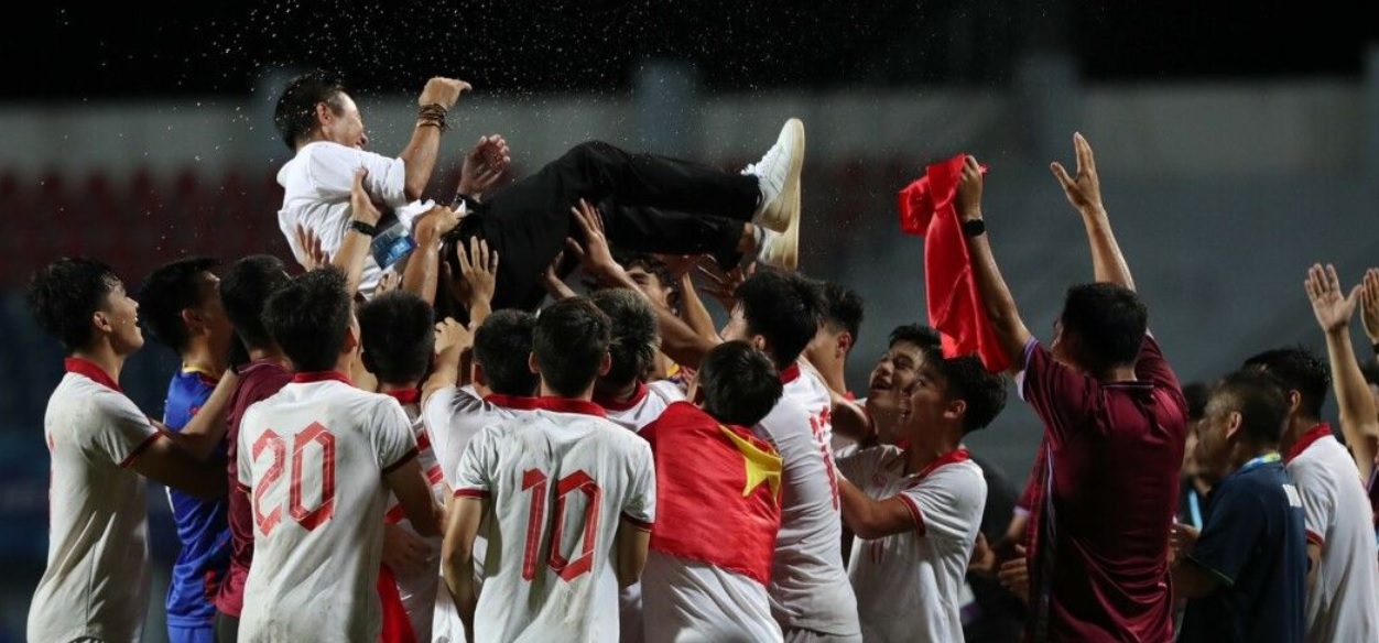 فرحة لاعبي فيتنام بالفوز (موقع الاتحاد الآسيوي لكرة القدم)