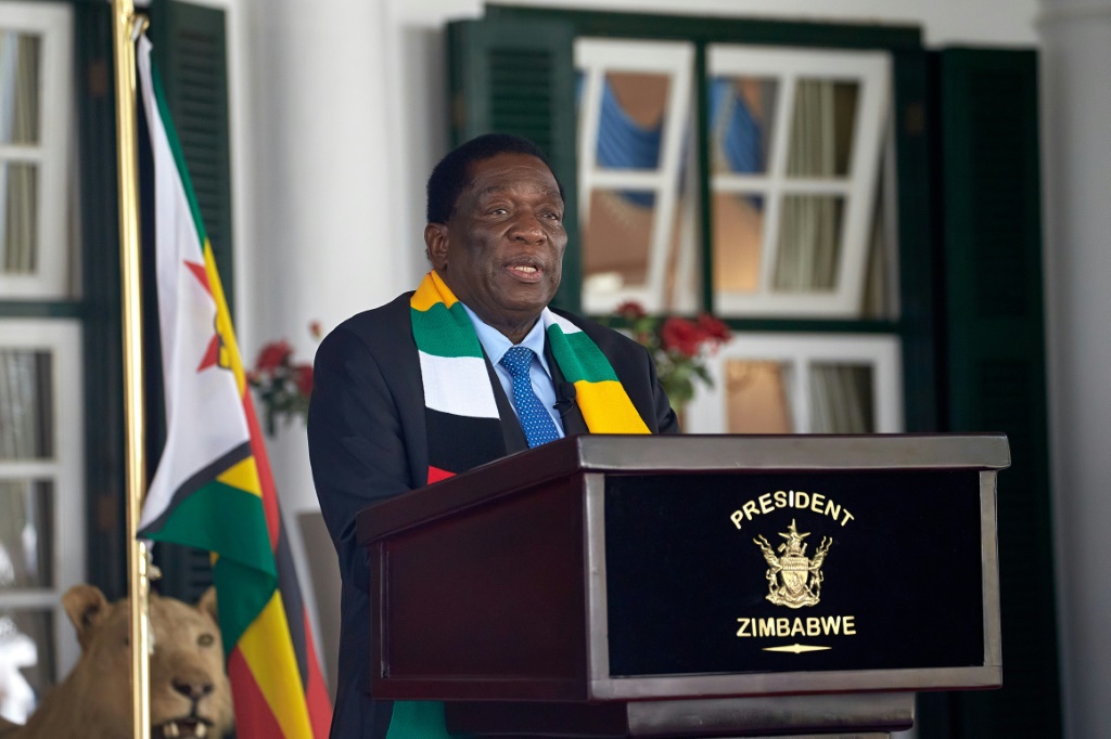 رئيس زيمبابوي إيمرسون منانغاغوا يلقي كلمة في هراري في 27 آب/أغسطس 2023 (ا ف ب)