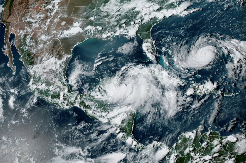صورة من إدارة المحيطات والأجواء الوطنية تظهر العاصفة المدارية إيداليا قبالة سواحل المكسيك في آب/اغسطس 2023 (ا ف ب)