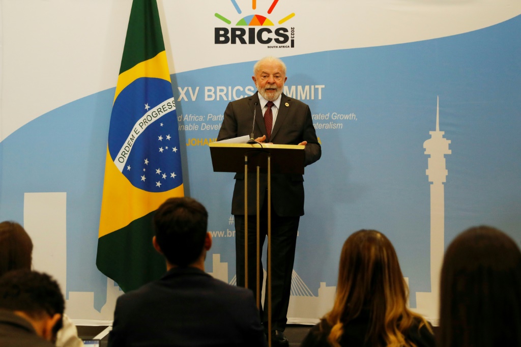 الرئيس البرازيلي لويس إيناسيو لولا دا سيلفا في ختام قمة بريكس في جوهانسبرغ في 24 آب/أغسطس 2023 (ا ف ب)