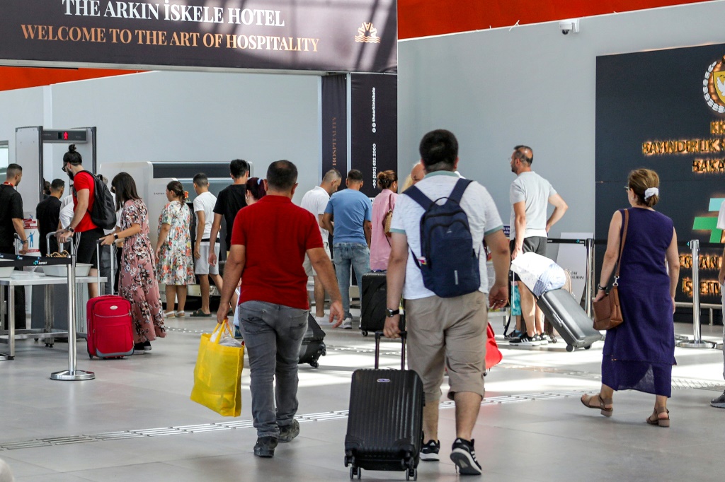 مسافرون في 21 تموز/يوليو 2023 في محطة مطار أرجان التي تم افتتاحها حديثًا قرب نيقوسيا في "جمهورية شمال قبرص التركية" المعلنة من جانب واحد (ا ف ب)