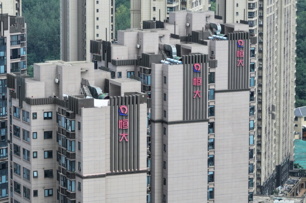     شعار إيفرغراند على مبان سكنية في نانجينغ بمقاطعة جيانغسو شرق الصين في 18 آب/أغسطس 2023. (أ ف ب)   