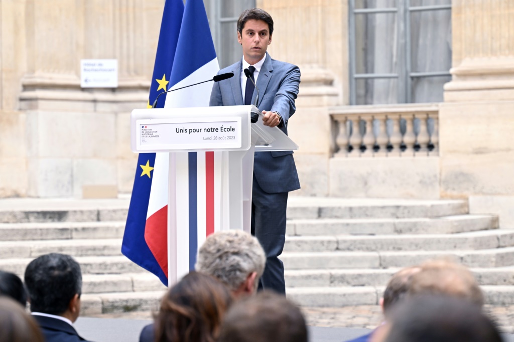 وزير التربية الفرنسي غابرييل أتال خلال مؤتمر صحافي في 28 آب/أغسطس 2023 (ا ف ب)