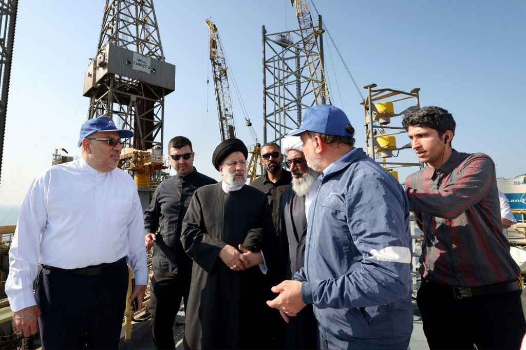 الرئيس الإيراني إبراهيم رئيسي (وسط) خلال تدشين المرحلة الحادية عشرة من حقل بارس الجنوبي للغاز في 29 آب/أغسطس 2023 (ا ف ب)   