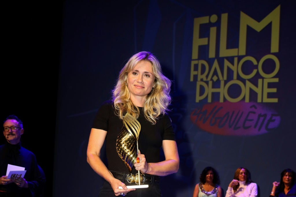 المخرجة الفرنسية كاتيل كيليفيري بعد فوزها بجائزة مهرجان أنغوليم للسينما الفرنكوفونية في غرب فرنسا في 27 آب/أغسطس 2023 (ا ف ب)