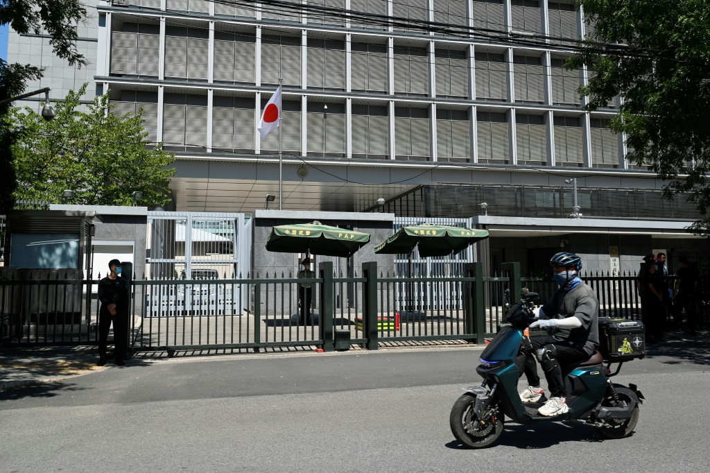 مدخل السفارة اليابانية في بكين في 29 آب/أغسطس 2023 (ا ف ب)