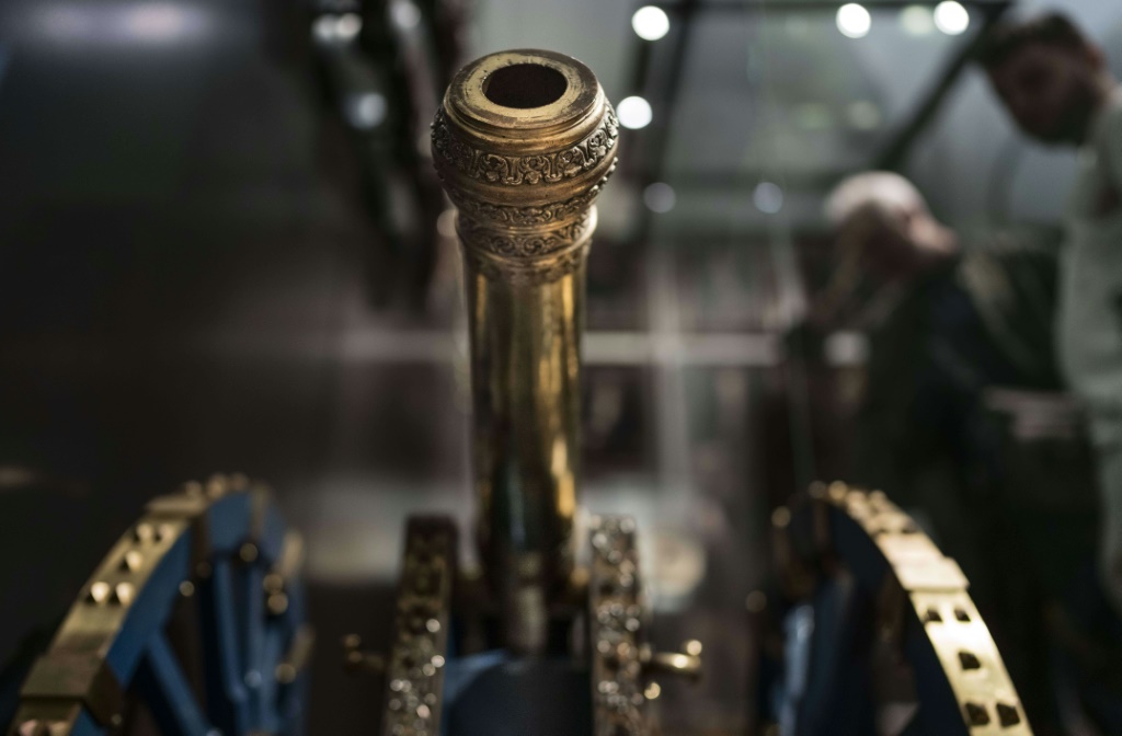 صورة التقطت في 6 تموز/يوليو 2023 في متحف "ريكزميوزيوم" في أمستردام لمدفع برونزي من القرن الثامن عشر مرصع بالذهب والفضة والياقوت أعادته هولندا إلى سريلانكا (ا ف ب)