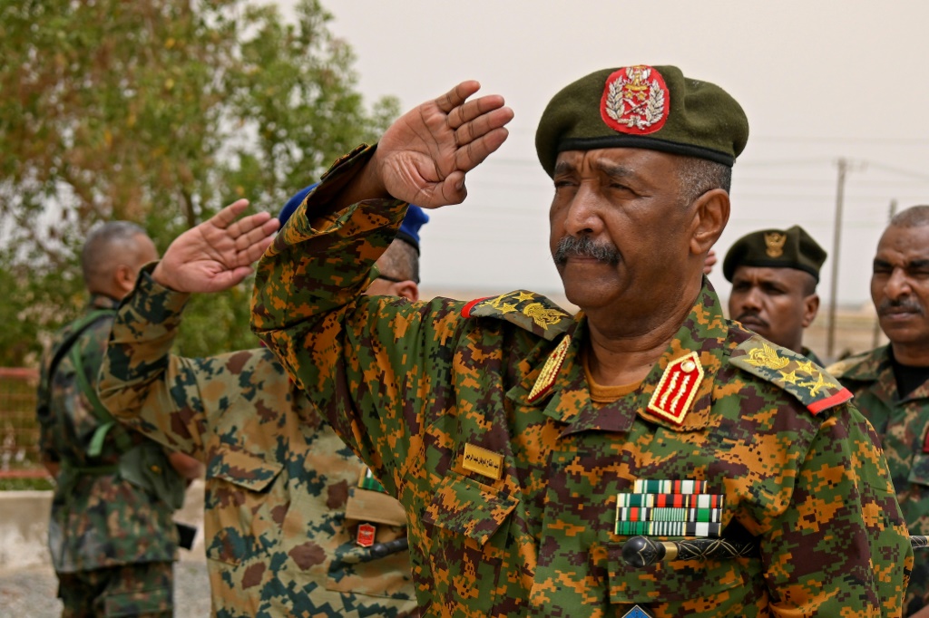 قائد الجيش السوداني عبد الفتاح البرهان يزور قاعدة فلامنغو البحرية في بورتسودان في 28 آب/أغسطس 2023 (ا ف ب)