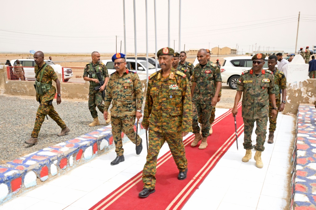 قائد الجيش السودان عبد الفتاح البرهان في قاعدة فلامنغو البحرية في بورتسودان في 28 آب/أغسطس 2023 (ا ف ب)