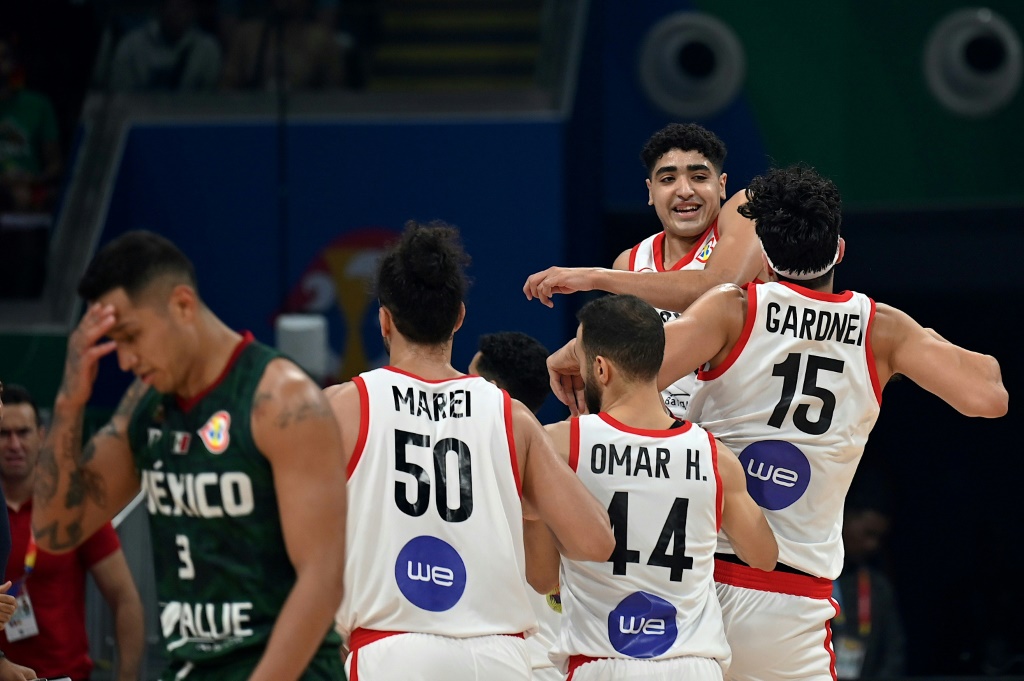 رد فعل لاعبي مصر بعد الفوز على المكسيك في المباراة التي جمعتهما ضمن المجموعة الرابعة لكأس العالم لكرة السلة في مانيلا في 29 آب/أغسطس 2023. (ا ف ب)