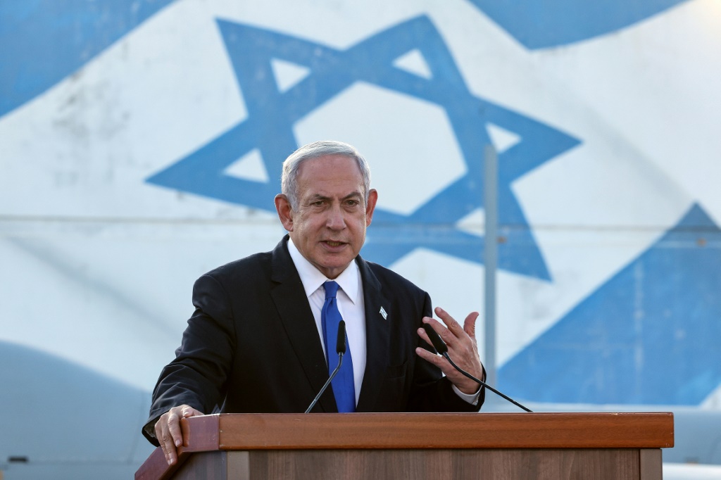 رئيس الوزراء الإسرائيلي بنيامين نتانياهو يتحدث خلال زيارته لمركز الطائرات المسيرة في قاعدة بالماخيم الجوية قرب مدينة ريشون لتسيون في 5 تموز/يوليو 2023 (ا ف ب)