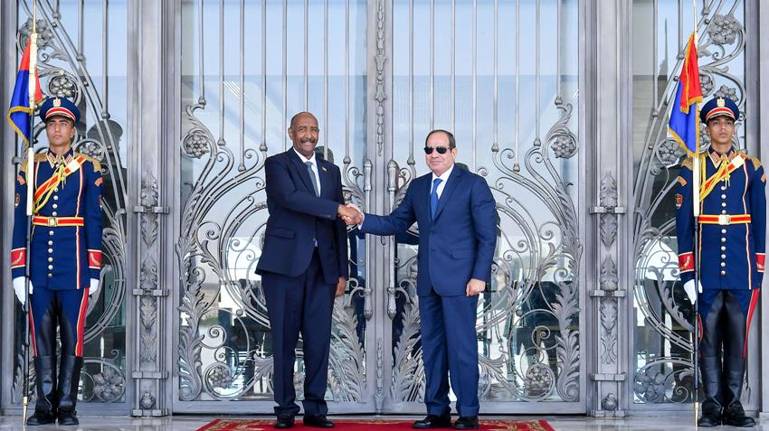 الرئيس المصري، عبد الفتاح السيسي خلال لقائه بقائد الجيش السوداني، عبد الفتاح البرهان في القاهرة (الرئاسة المصرية)