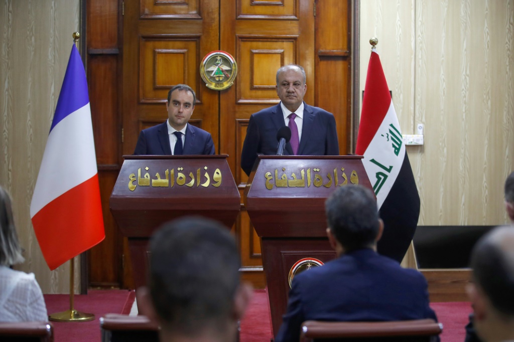 وزير الدفاع العراقي ثابت العباسي ووزير الجيوش الفرنسي سيباستيان ليكورنو في بغداد في 18 تموز/يوليو 2023 (ا ف ب)