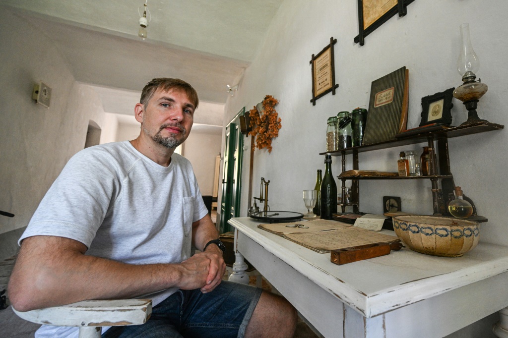 المهندس التشيكي بافل بروزا في مقابلة مع وكالة فرانس برس في قرية لوبتش في شمال تشيكيا في 17 آب/أغسطس 2023 (ا ف ب)