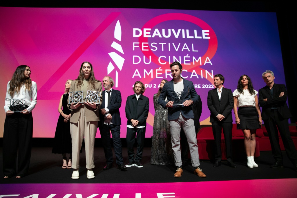 صورة التقطت في 10 أيلول/سبتمبر 2022 لعدد من الفائزين بجوائز مهرجان السينما الأميركية في مدينة دوفيل الفرنسية وبينهم المخرجة جايمي داك (الأولى من اليسار) والمخرجة جينا غاميل (الثالثة من اليسار) والمخرج جون باتون فورد (الرابع من اليمين) (ا ف ب)