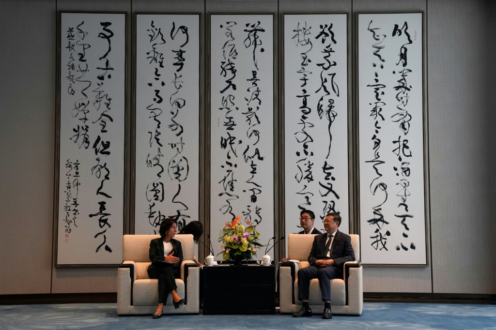 وزيرة التجارة الأمريكية جينا ريموندو (يسار) تتحدث مع سكرتير حزب شنغهاي تشن جينينغ خلال اجتماع في شنغهاي في 30 أغسطس 2023. (ا ف ب)   