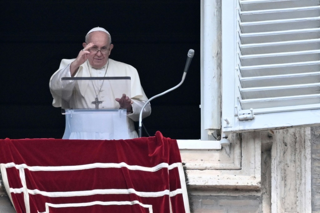 البابا فرنسيس يحيي المؤمنين من شرفة القصر الرسولي في ساحة القديس بطريس في الفاتيكان في 27 آب/اغسطس 2023. (أ ف ب)   