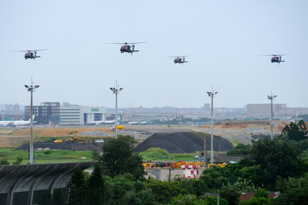 مروحيات بلاكهوك الأميركية الصنع تحلق خلال مناورات هان غوانغ العسكرية في مطار تاويوان الدولي في تايوان في 26 تموز/يوليو 2023. (ا ف ب)