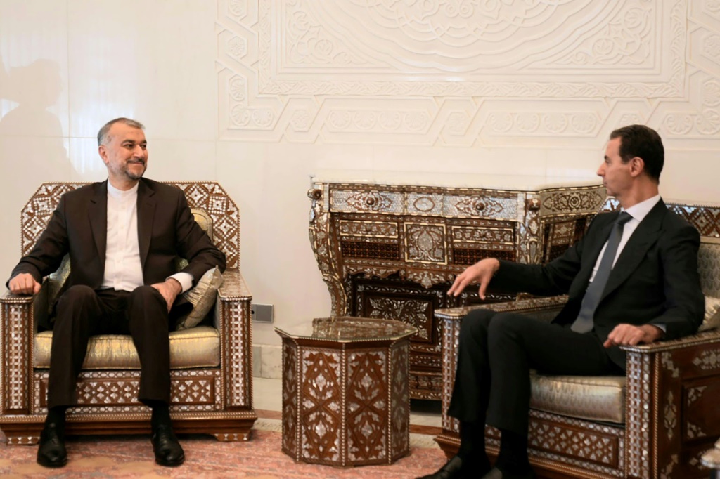 صورة وزّعتها وزارة الخارجية الإيرانية ويظهر فيها الرئيس السوري بشار الأسد خلال استقباله وزير الخارجية الإيرانية حسين أمير عبداللهيان في 31 آب/أغسطس 2023 في دمشق (أ ف ب)   