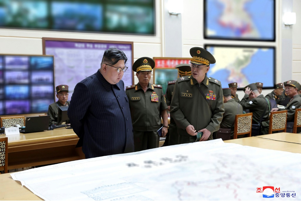 صورة التُقطت في 29 آب/أغسطس 2023 ونشرتها وكالة الأنباء المركزية الكورية الشمالية في 31 آب/أغسطس 2023 تُظهر الزعيم الكوري الشمالي كيم جونغ أون (يسار) وهو يتفقّد مركز قيادة تدريبات هيئة الأركان العامة في الجيش الكوري الجنوبي في مكان غير محدّد في كوريا الشمالية (ا ف ب)