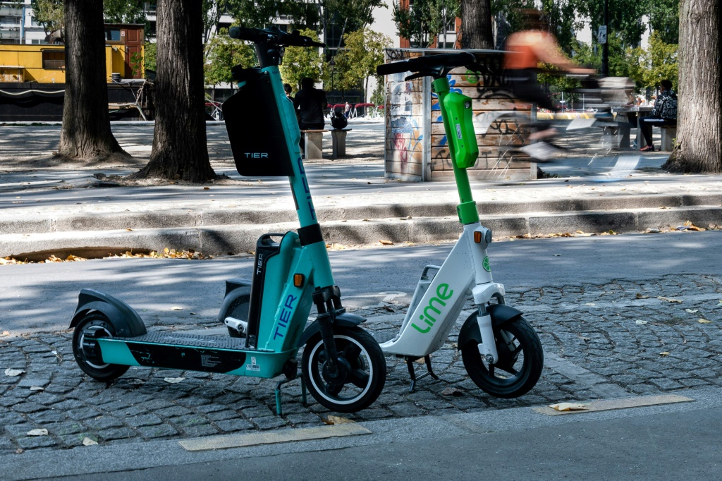 دراجتان كهربائيتان بخاريتان على رصيف في باريس في الرابع من أيلول/سبتمبر 2021 (ا ف ب)