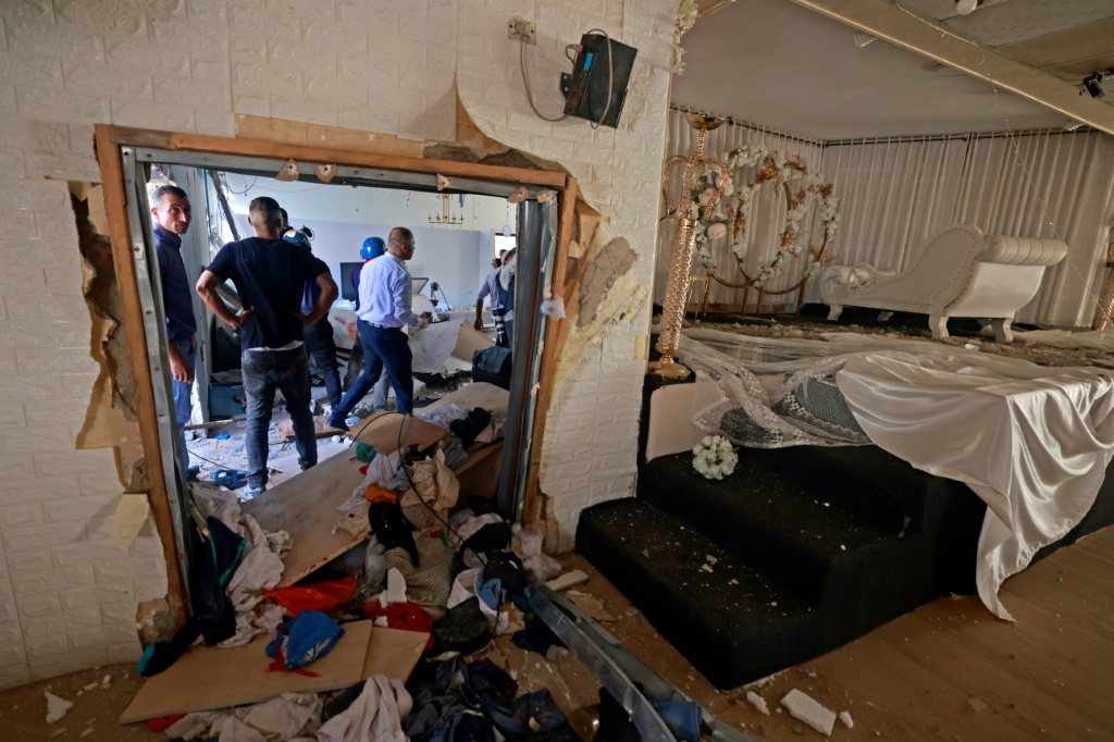 فلسطينيون يتفقدون الاضرار بعد مداهمة عسكرية إسرائيلية لمنزل في عقابا في الضفة الغربية المحتلة (أ ف ب)  &nbsp;