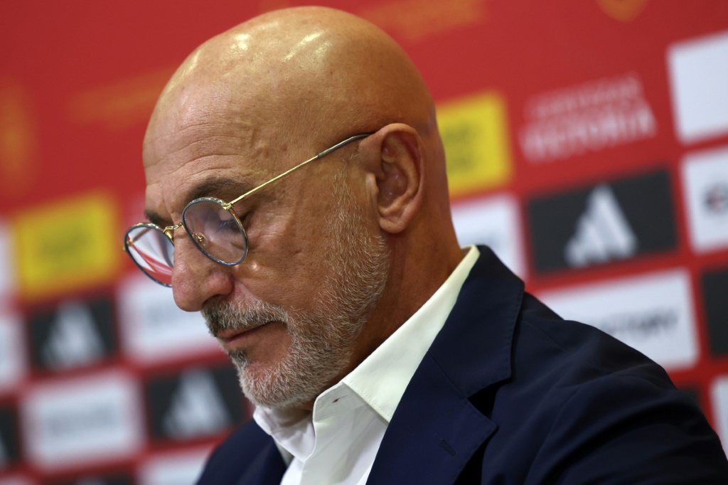 اعتذر مدرب المنتخب الإسباني للرجال لكرة القدم لويس دي لا فوينتي عن الإشادة بالخطاب الذي ألقاه رئيس الاتحاد المحلي للعبة لويس روبياليس الأسبوع الماضي (ا ف ب)