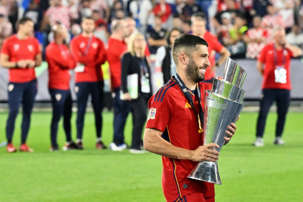 جوردي ألبا حاملاً كأس دوري الأمم الأوروبية الذي أحرزه المنتخب الإسباني على حساب كرواتيا بركلات الترجيح في 18 حزيران/يونيو 2023 (ا ف ب)