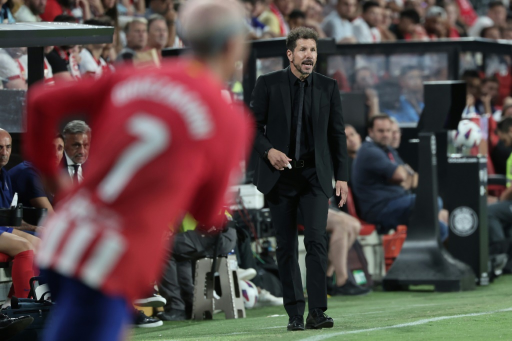يستضيف المدرب الأرجنتيني دييغو سيميوني وفريق أتلتيكو مدريد نادي إشبيلية الأحد في المرحلة الرابعة من الدوري الإسباني لكرة القدم (ا ف ب)