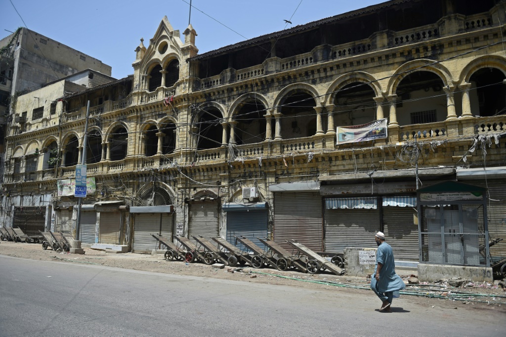 متاجر مغلقة على طول أحد شوارع كراتشي (أ ف ب)   