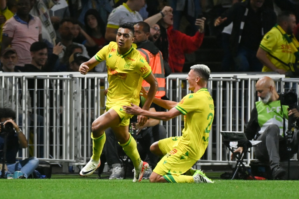 مهاجم نانت الدولي المصري مصطفى محمد (يسار) يحتفل بإدراكه التعادل في مرمى مرسيليا (1-1) في الدوري الفرنسي في الأول من أيلول/سبتمبر 2023 (ا ف ب)