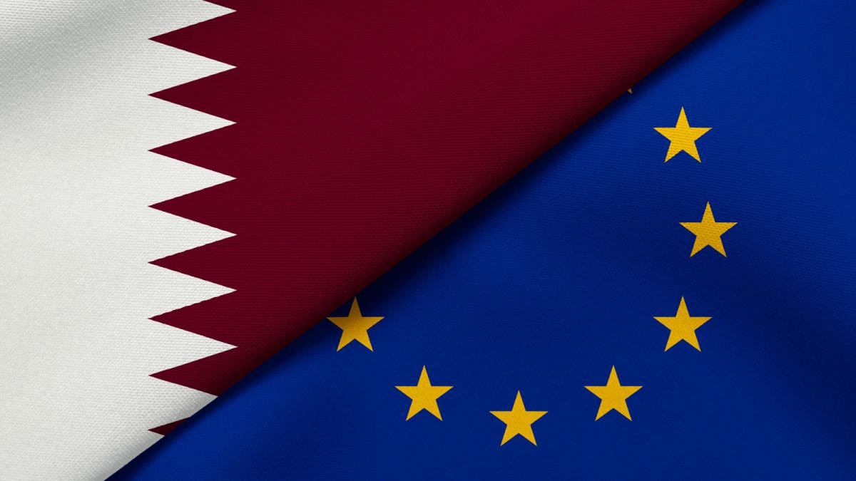 صورة مركبة لعلم قطر وعلم الاتحاد الأوروبي (مواقع الكترونية)