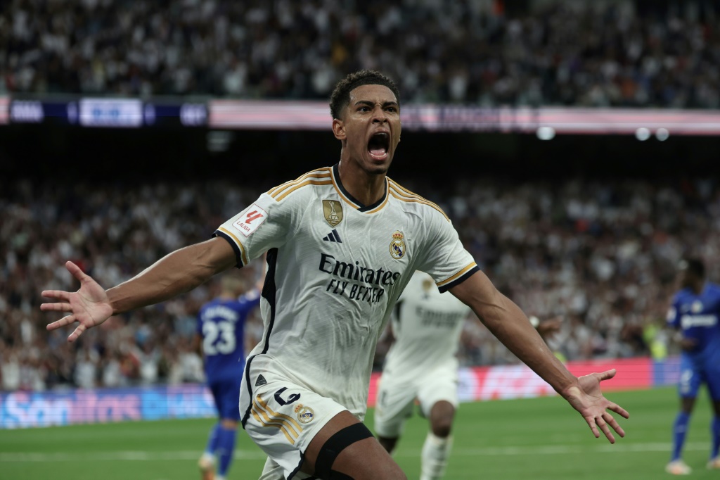 لاعب وسط ريال مدريد الدولي الانكليزي جود بيلينغهام يحتفل بهدف الفوز في مرمى خيتافي (2-1) في الدوري الاسباني في الثاني من أيلول/سبتمبر 2023 (ا ف ب)