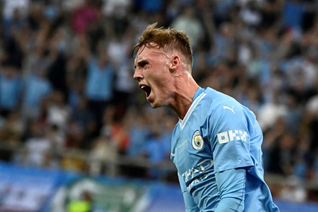 كول بالمر لاعب مانشستر سيتي يحتفل بتسجيله هدف فريقه خلال الكأس السوبر الأوروبية أمام إشبيلية على ملعب جورجيوس كارايسكاكيس في بيرايوس في 16 آب/أغسطس 2023 (ا ف ب)
