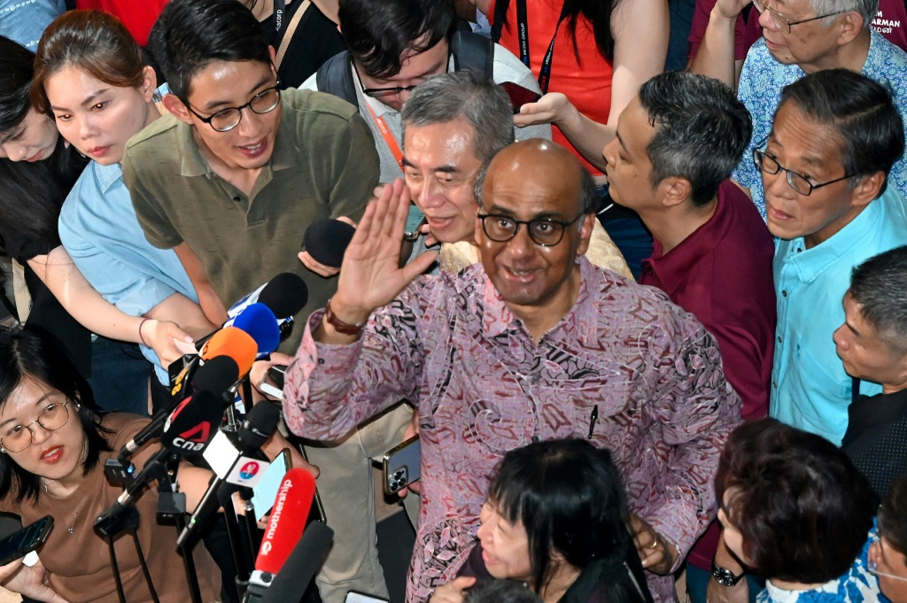 نائب رئيس الوزراء السابق ثارمان شانموغاراتنام يحيي مناصريه قبل ظهور نتائج الانتخابات الرئاسية في سنغافورة في 1 ايلول/سبتمبر 2023 (ا ف ب)